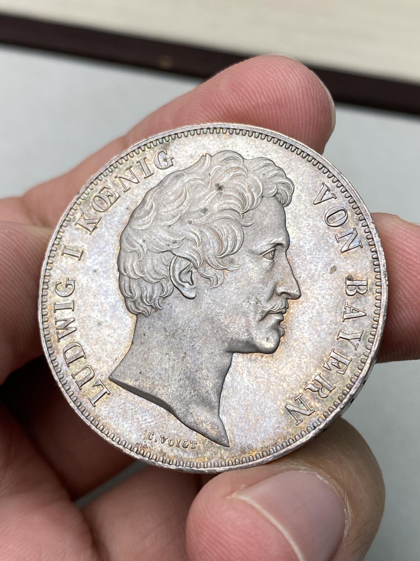 万国钱币拍卖第060期（万国六十期纪念大拍） 1844年德国巴伐利亚路德维希一世统帅堂历史2泰勒 为庆祝统帅堂在慕尼黑落成而发行了此枚历史2泰勒加以纪念，统帅堂的造型模仿了弗洛伦萨佣兵长廊的造型，为了纪念巴伐利亚的统帅和怀念君主时代的辉煌胜利而建，现已成为了慕尼黑的标志性建筑之一。原味五彩转光难得好品收藏级