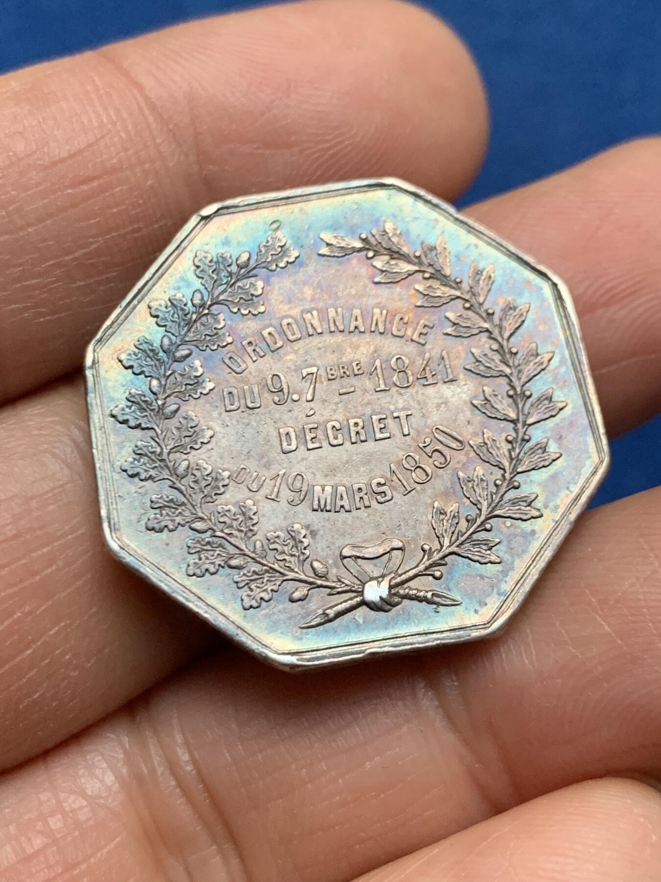 《竞宝斋》第463-465场 周日，周一，周二，3场连拍 （全场包邮）欢迎送拍 法国巴黎储蓄基金八角银质代币 直径28.7mm 重11.2g 蜜蜂银标边铭