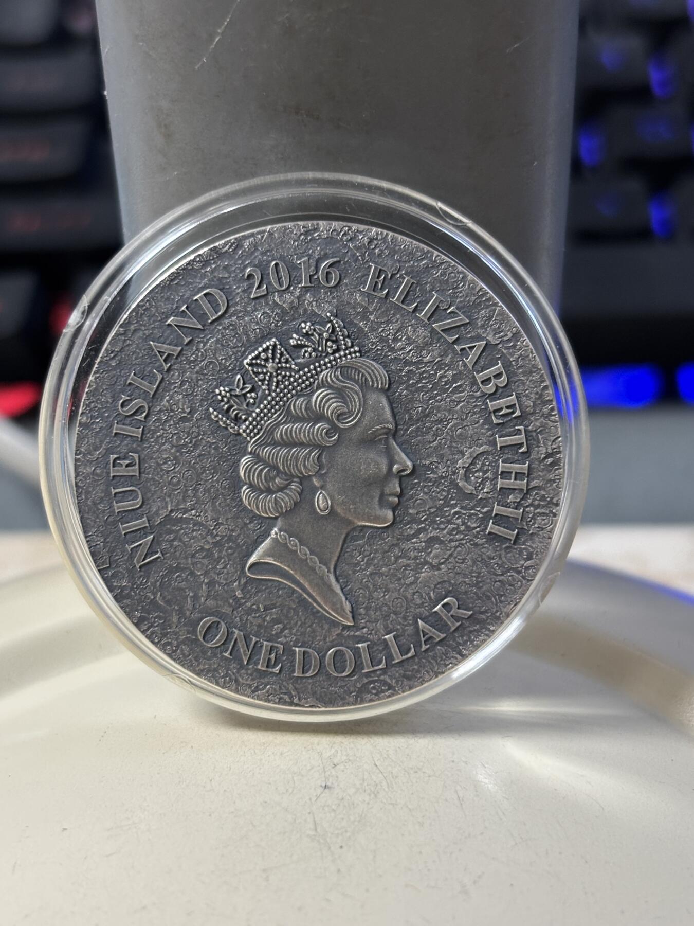 第190期拍卖 纽埃2016年镶嵌NWA6963火星陨石1盎司彩色纪念银币，999银，发行500枚