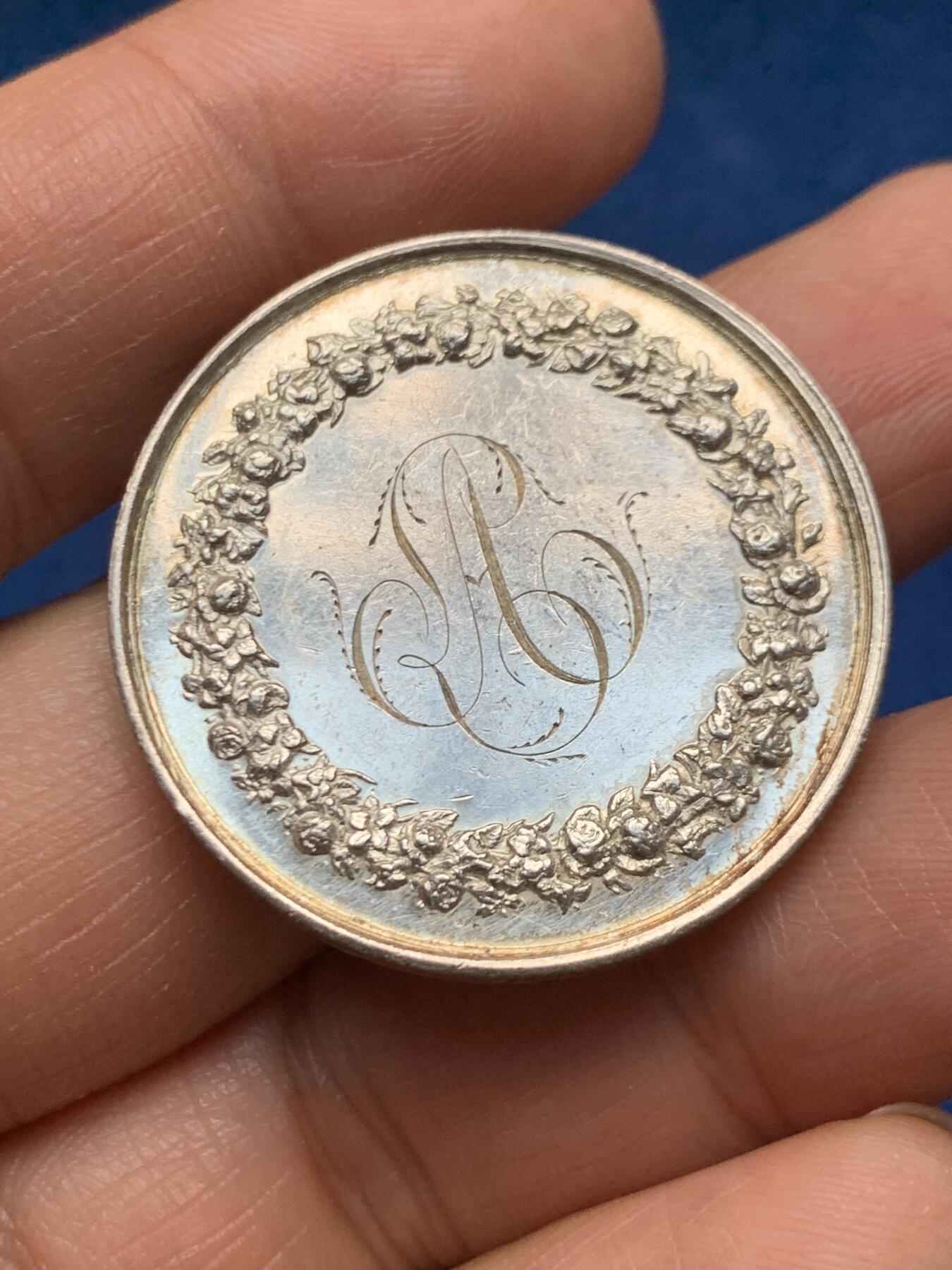 《竞宝斋》第463-465场 周日，周一，周二，3场连拍 （全场包邮）欢迎送拍 法国1888年婚礼纪念银章 33.3mm 15.9g 手指银标