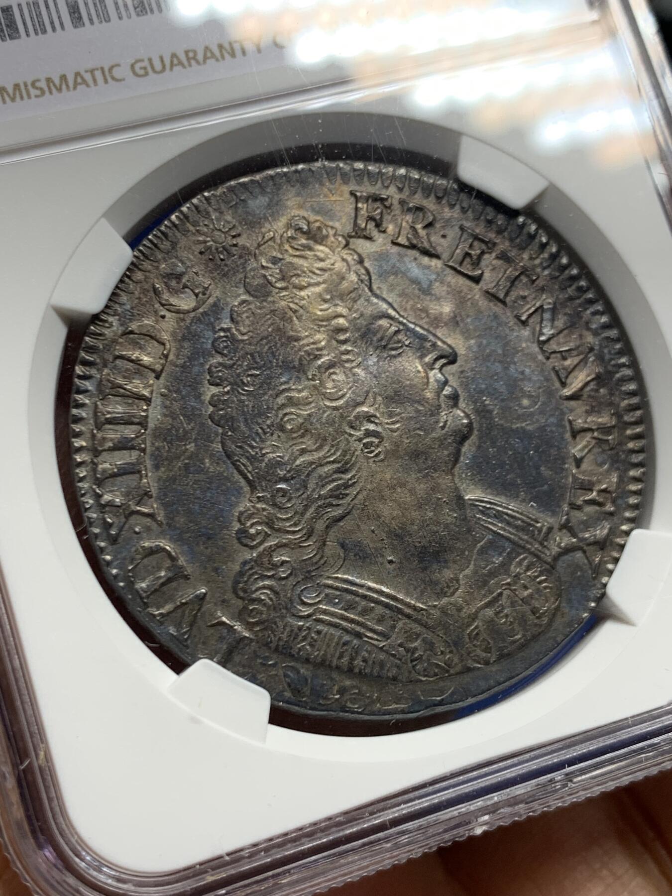 《竞宝斋》第463-465场 周日，周一，周二，3场连拍 （全场包邮）欢迎送拍 NGC AU 法国1693年太阳王路易十四埃居 少见好品棕榈叶版本 正反面打制都不错 发丝清晰可见几乎没有流通磨损 原味好状态黑包浆 人物立体 整体状态很好