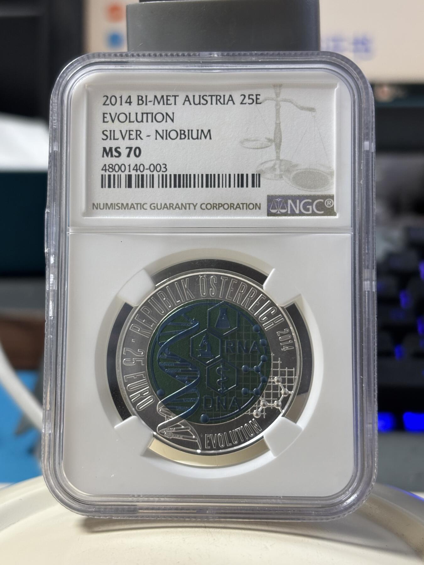 第190期拍卖 获奖奥地利2014进化论铌银镶双色纪念币NGCMS70，900银998铌，重量:10克和7.15克，发行：65000枚