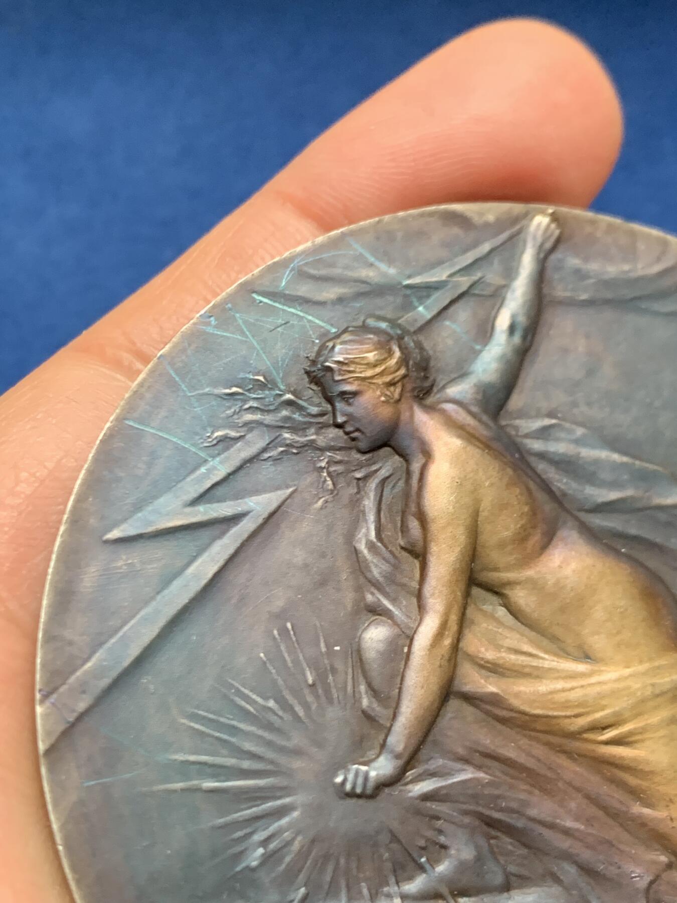 《竞宝斋》第463-465场 周日，周一，周二，3场连拍 （全场包邮）欢迎送拍 法国大银章清凉女神奖，新艺术大师-炫妻狂魔皮列CH.Pillet作品，此章上的女神还是以他老婆为原型。女神从云端向人间挥洒闪电，寓意电力带来光明，背面雕刻是通上电的小山村景色，边铭丰饶角2argent，直径67.2mm，重量99g。