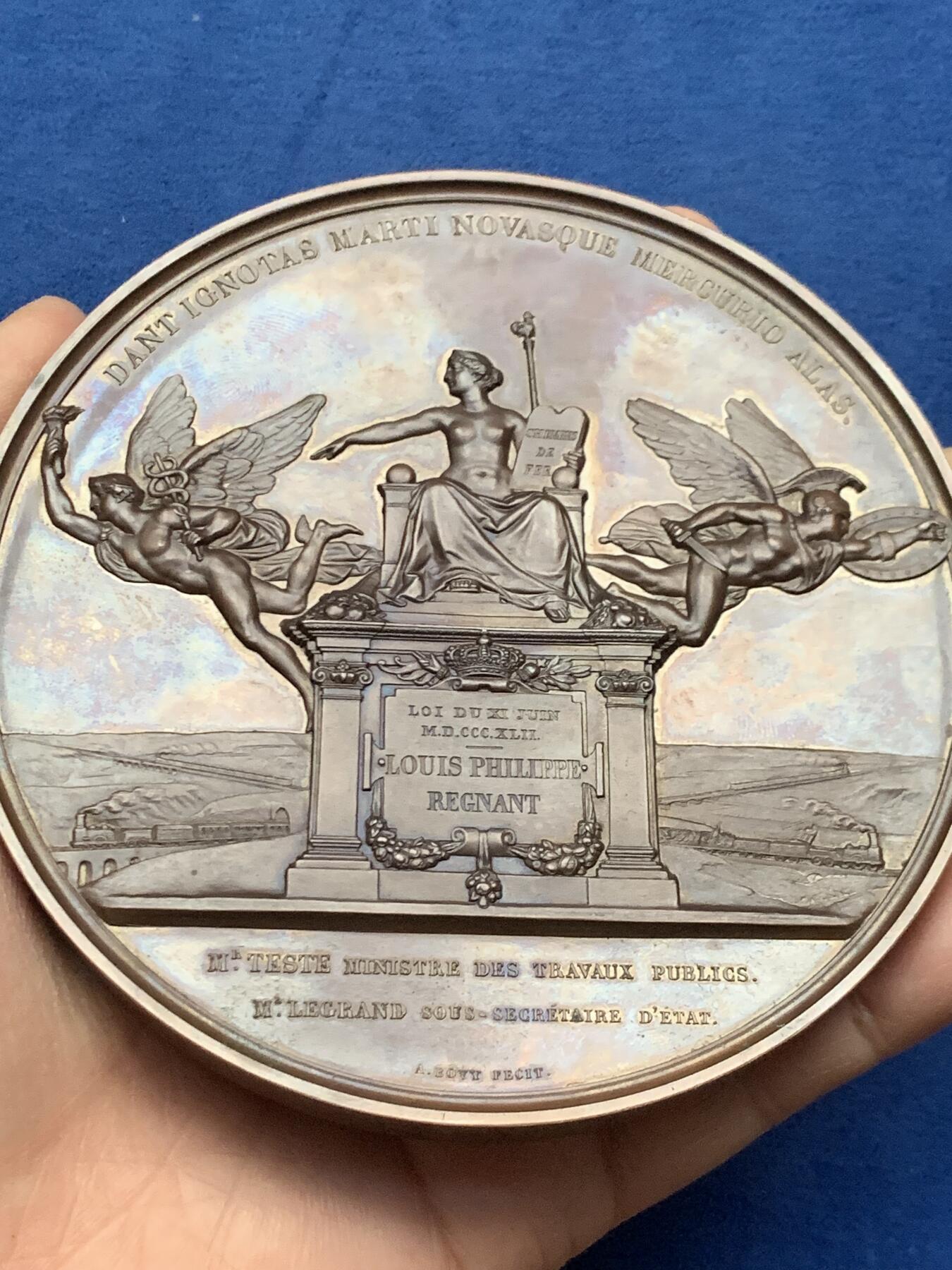 《竞宝斋》第463-465场 周日，周一，周二，3场连拍 （全场包邮）欢迎送拍 1842年法国波旁复辟时期路易-腓力一世铁路法确立纪念超大铜章 带原配木盒保存 过手最大的冲压章  实物非常震撼 品相保存极好 值得收藏 581.2克 111mm 船首铜标