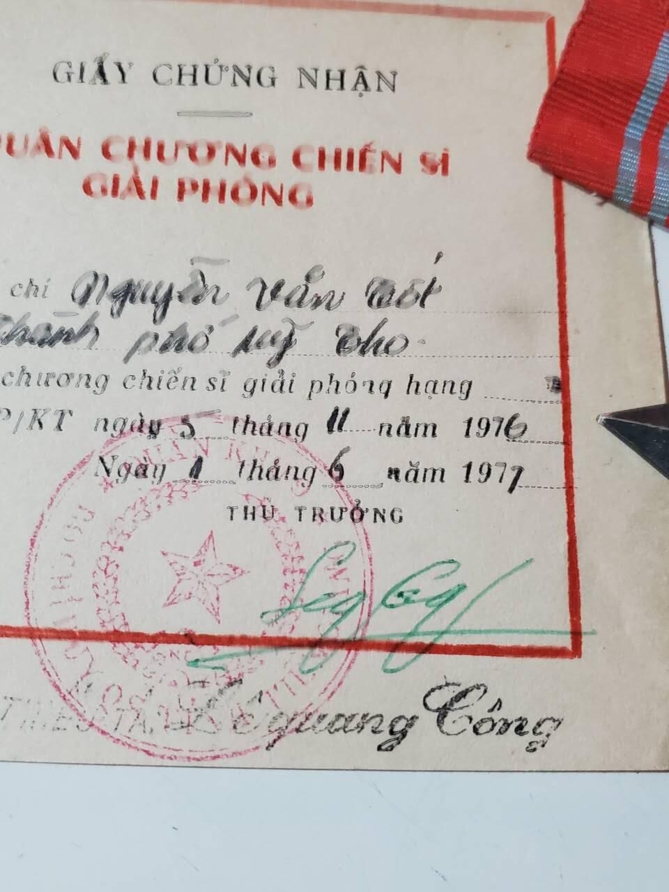 韵星假日军品类拍卖第三十九期暨默多克中校夫妇专场 -- Rimey Holidays Militaria Auction 39 & The Modoks Collection  越南南方共和国（越共）越战战时二级解放战士勋章 早期白铜版本  非常厚重 漆面未掉 实发白铜稀有 非后期铝制作 