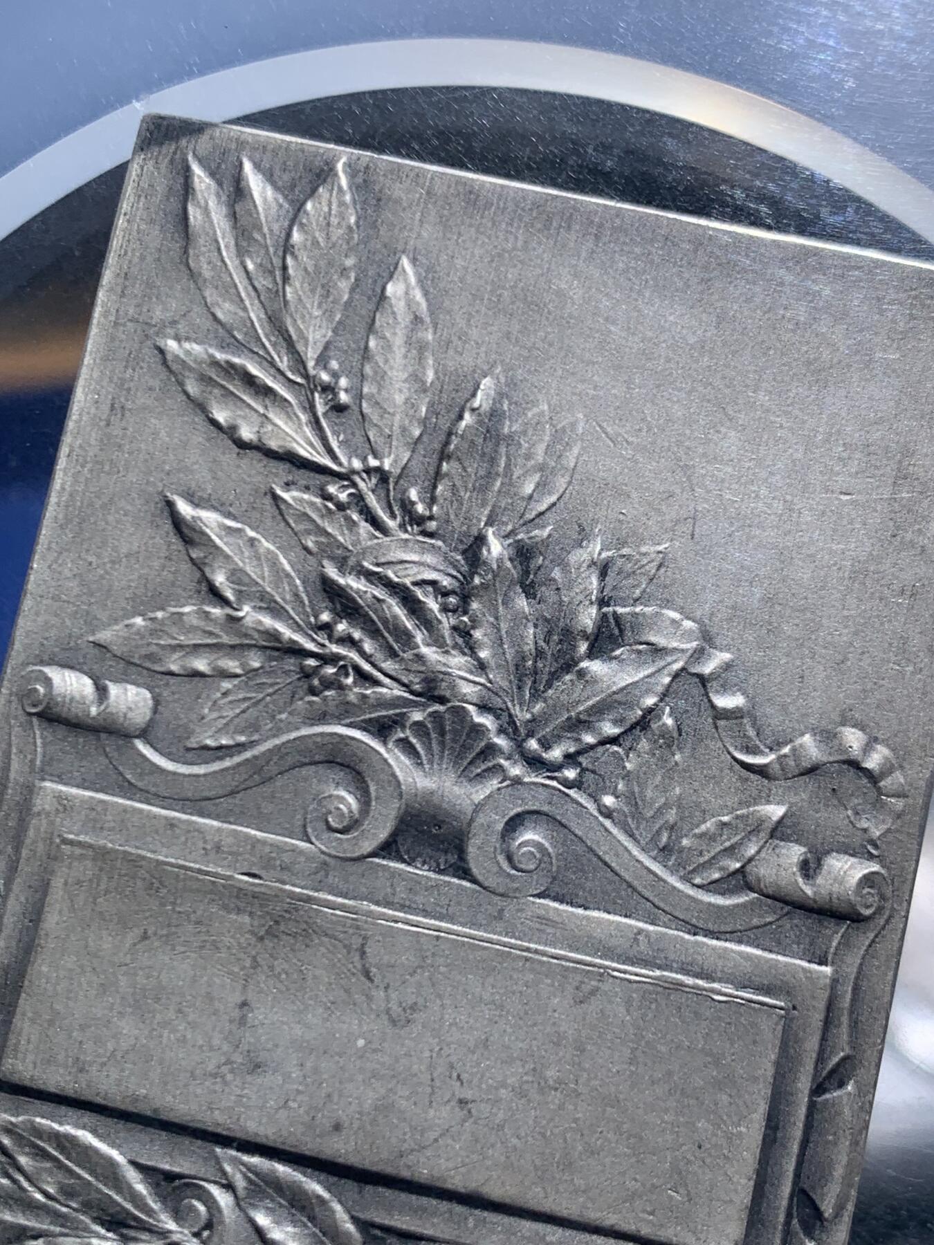 《竞宝斋》第463-465场 周日，周一，周二，3场连拍 （全场包邮）欢迎送拍 NGC MS62 法国胜利女神银章 自由与胜利的号角 雕刻翼状胜利女神形象，手持月桂花环与号角，寓意荣耀与胜利。方型银章，NGC加大盒封装。