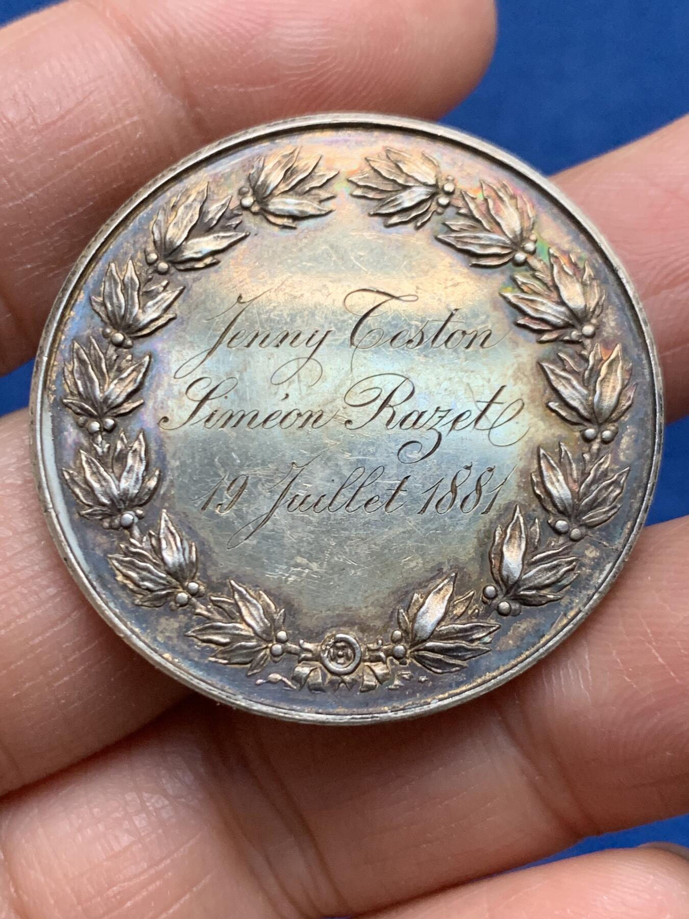 《竞宝斋》第463-465场 周日，周一，周二，3场连拍 （全场包邮）欢迎送拍 1881年法国婚礼镀金银章，花体字漂亮，直径：36.7mm，重量：22.5g，烟斗银标。