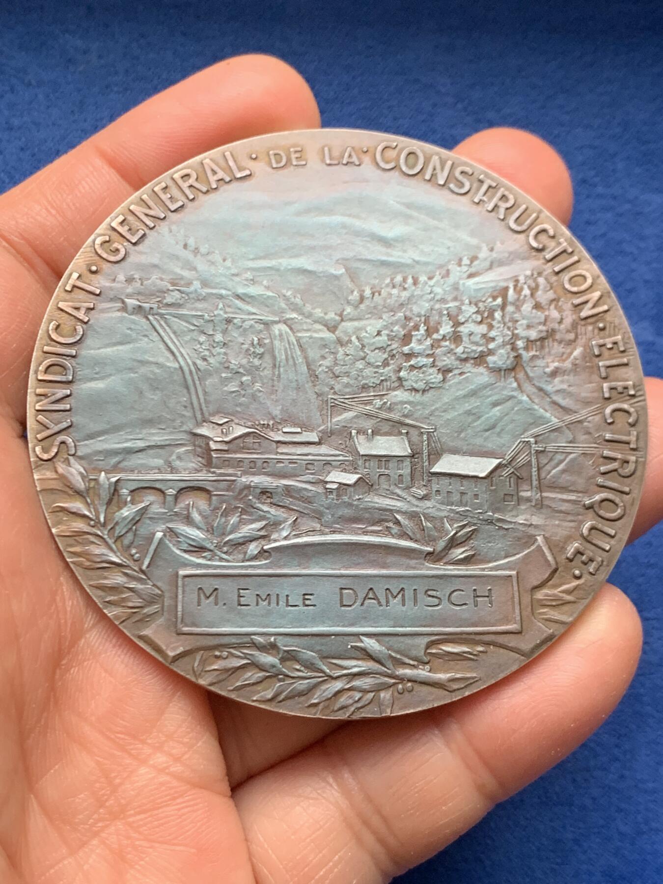 《竞宝斋》第463-465场 周日，周一，周二，3场连拍 （全场包邮）欢迎送拍 法国大银章清凉女神奖，新艺术大师-炫妻狂魔皮列CH.Pillet作品，此章上的女神还是以他老婆为原型。女神从云端向人间挥洒闪电，寓意电力带来光明，背面雕刻是通上电的小山村景色，边铭丰饶角2argent，直径67.2mm，重量99g。