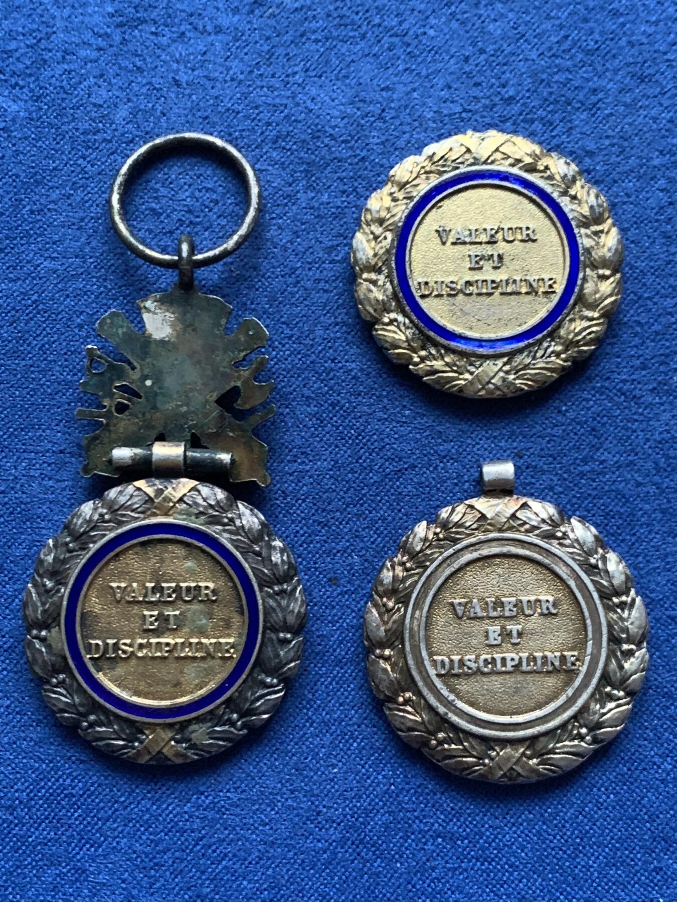 《竞宝斋》第463-465场 周日，周一，周二，3场连拍 （全场包邮）欢迎送拍 三枚一组 法国军事功勋勋章章头 带950银银标 总重46.3克