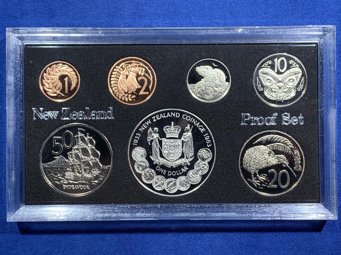 《竞宝斋》第463-465场 周日，周一，周二，3场连拍 （全场包邮）欢迎送拍 新西兰1983年伊丽莎白二世精制套币，其中最大面值的一元为银币，27.216克，925银