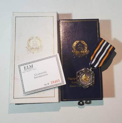韵星假日军品类拍卖第三十九期暨默多克中校夫妇专场 -- Rimey Holidays Militaria Auction 39 & The Modoks Collection  - 新加坡共和国警察银制长期服务和良好服务奖章带原盒和原套 银镀金 非常稀少的高级类奖章 品相非常好 表面闪闪发光 elm厂制作 带厂标 39465序列号带原厂证书925银 26克不含绶带 银价接近700 完整一套很难找 
