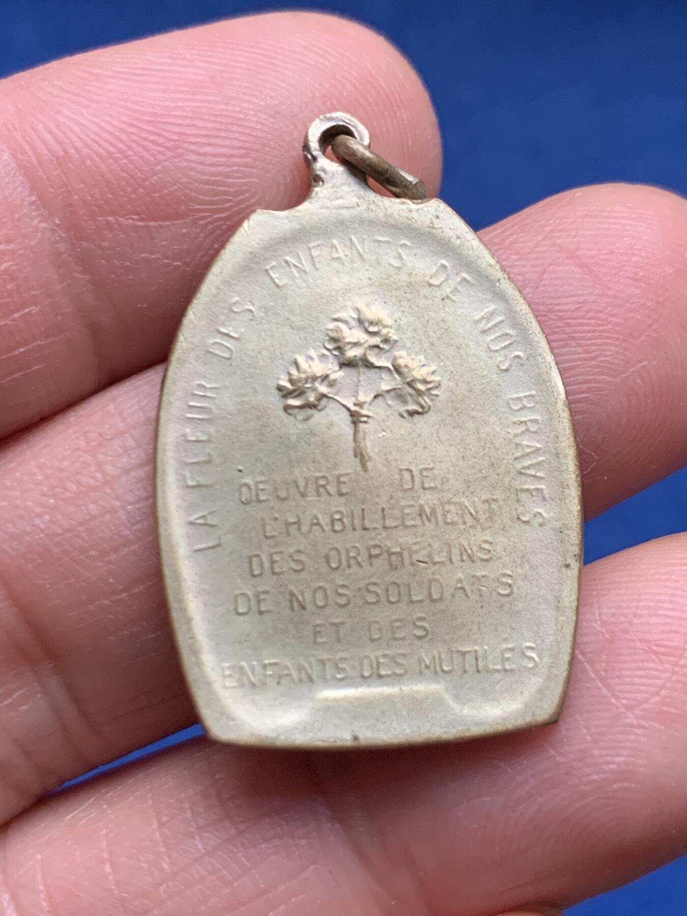 《竞宝斋》第463-465场 周日，周一，周二，3场连拍 （全场包邮）欢迎送拍 1917年比利时妇女与一战孤儿新艺术风格奖章吊坠 由P.Theunis 设计 朦胧的风格 7.2克 21*32mm