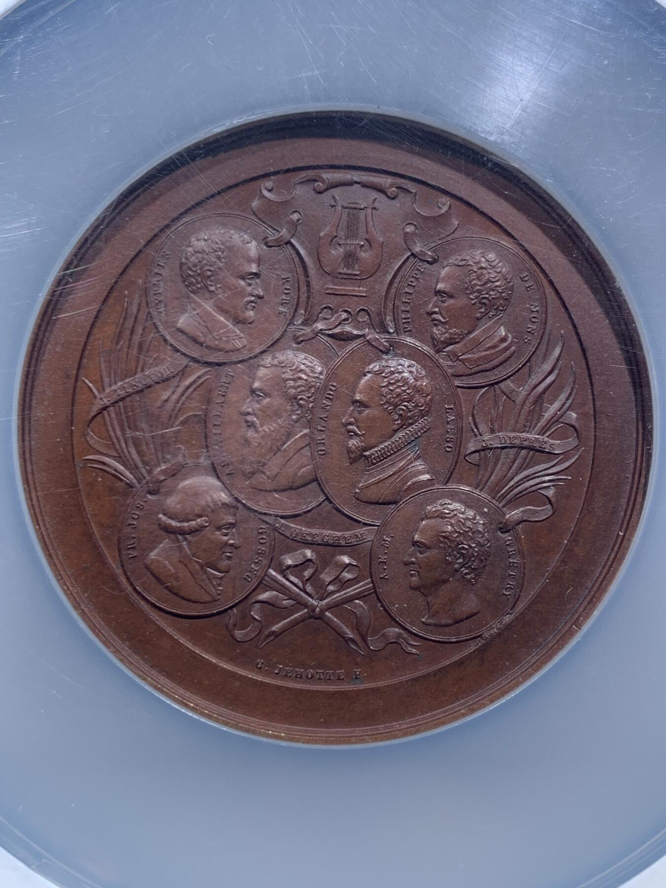 《竞宝斋》第463-465场 周日，周一，周二，3场连拍 （全场包邮）欢迎送拍 NGC MS66BN 比利时利奥波德二世的君主世系群像大铜章，老盒严评，大尺寸铜章，约108克，红棕色包浆状态极佳。正面为利奥波德二世侧像，背面为历代比利时君主肖像，打制细节极好。超大盒封装，盒子边缘有磕，细节见图。