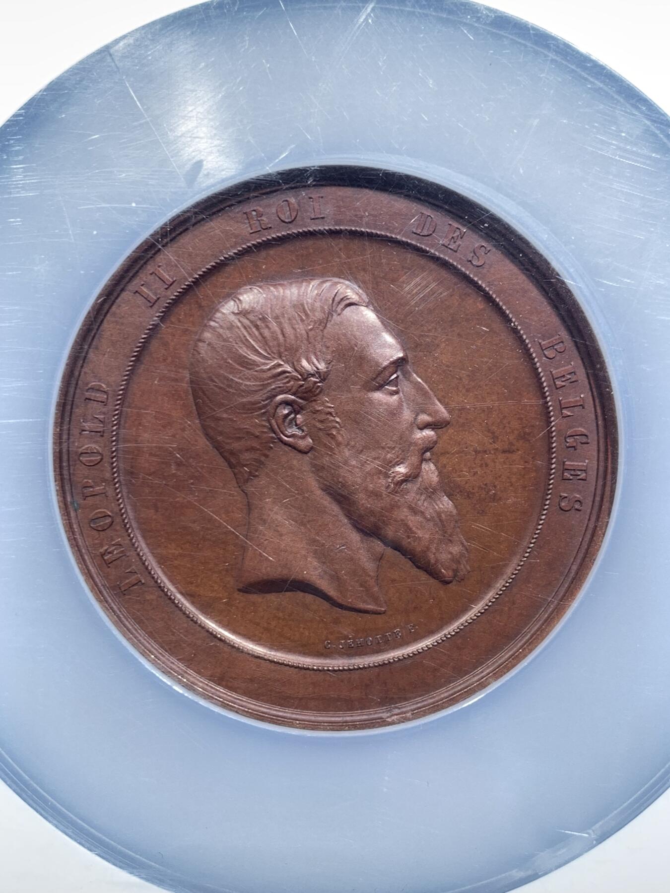 《竞宝斋》第463-465场 周日，周一，周二，3场连拍 （全场包邮）欢迎送拍 NGC MS66BN 比利时利奥波德二世的君主世系群像大铜章，老盒严评，大尺寸铜章，约108克，红棕色包浆状态极佳。正面为利奥波德二世侧像，背面为历代比利时君主肖像，打制细节极好。超大盒封装，盒子边缘有磕，细节见图。