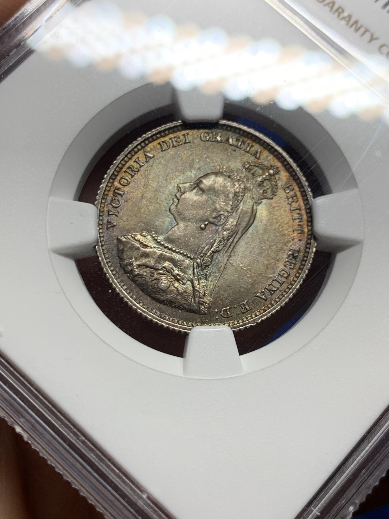 《竞宝斋》第463-465场 周日，周一，周二，3场连拍 （全场包邮）欢迎送拍 NGC MS63 英国1887年 维多利亚女王1先令银币。百年库藏。长期储存形成的欧洲五彩包浆，双面色泽皆美丽动人，63里的极品，姹紫嫣红。