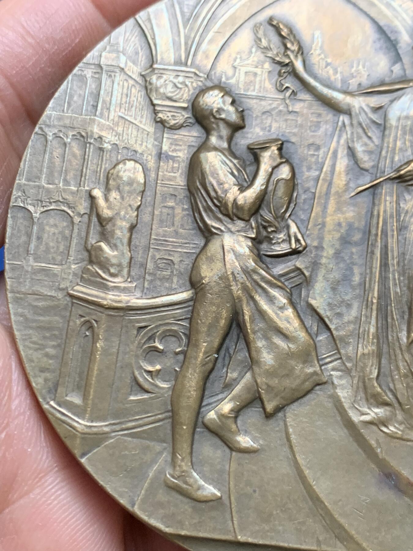 《竞宝斋》第463-465场 周日，周一，周二，3场连拍 （全场包邮）欢迎送拍 比利时新艺术大铜章【1910年布鲁塞尔世博会】大师Devreese，百年古董原版。直径：69.8mm，重量：126.3g，比利时名章，世博题材名章，大师Devreese代表作之一。实物精美