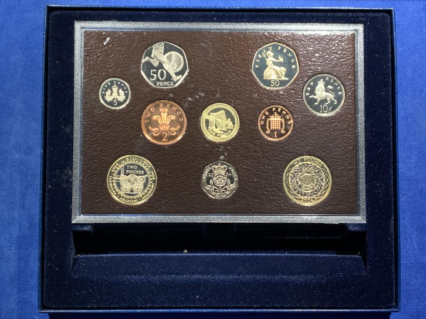 《竞宝斋》第463-465场 周日，周一，周二，3场连拍 （全场包邮）欢迎送拍 英国2004精制套币 盒证全 品相好 盒子中还留有立起来展示的空间