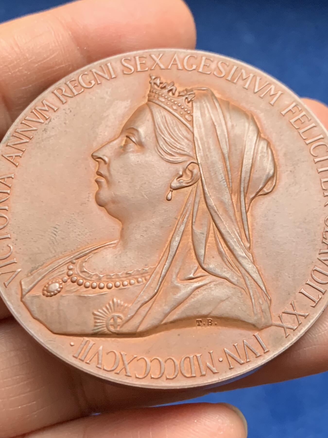 《竞宝斋》第463-465场 周日，周一，周二，3场连拍 （全场包邮）欢迎送拍 英国1897年维多利亚女王登基60周年纪念大铜章，经典的小维+老维双面高浮雕头像，一枚即可拥有。赭红巧克力，丝滑底板，状态很好，可送评级。55.3mm 74.7克