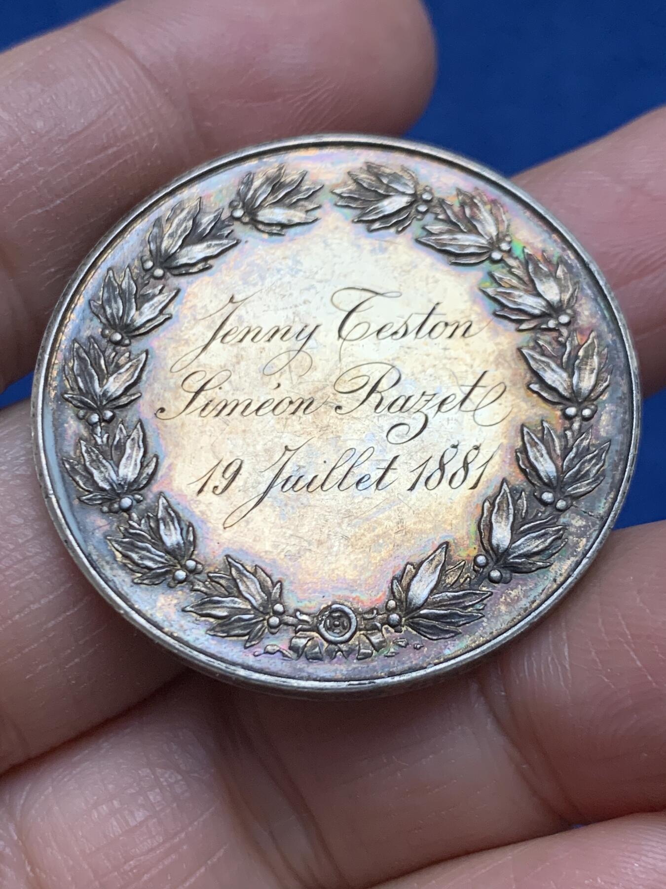 《竞宝斋》第463-465场 周日，周一，周二，3场连拍 （全场包邮）欢迎送拍 1881年法国婚礼镀金银章，花体字漂亮，直径：36.7mm，重量：22.5g，烟斗银标。