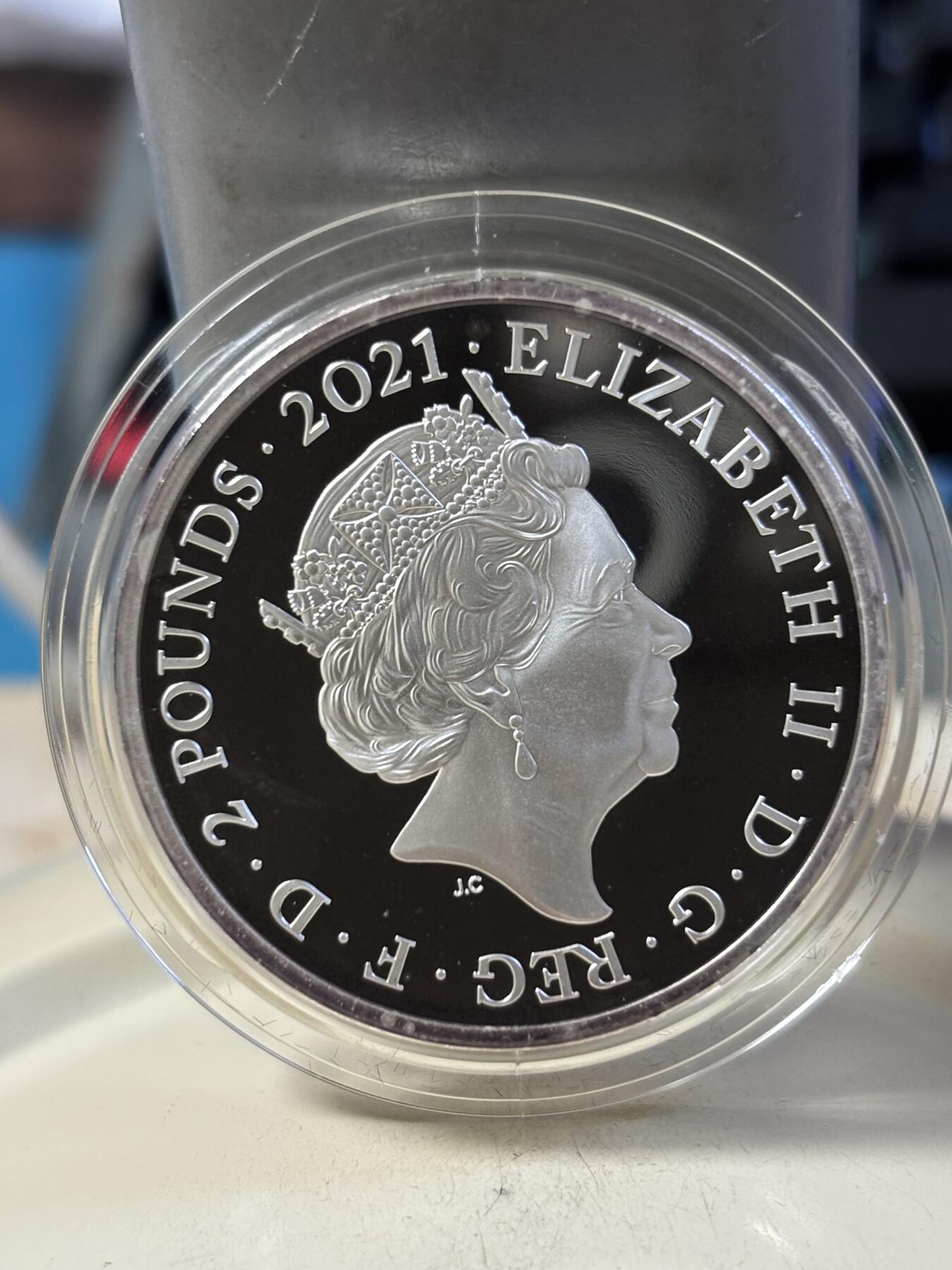 第190期拍卖 英国2021年爱丽丝梦游仙境2镜中奇遇记纪念银币，999银，发行3500枚，有氧化