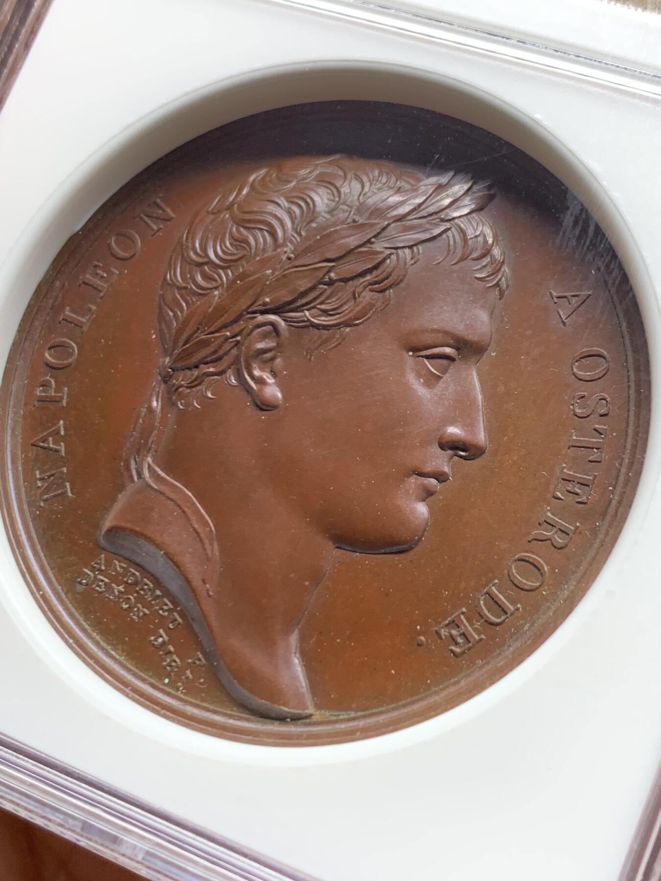 《竞宝斋》第463-465场 周日，周一，周二，3场连拍 （全场包邮）欢迎送拍 NGC MS64BN 法国1807年拿破仑一世在奥斯特罗德原铸铜章，稀少品种，老盒严评，红铜五彩顶级状态，背面为法比乌斯将军，古罗马政治家军事家。