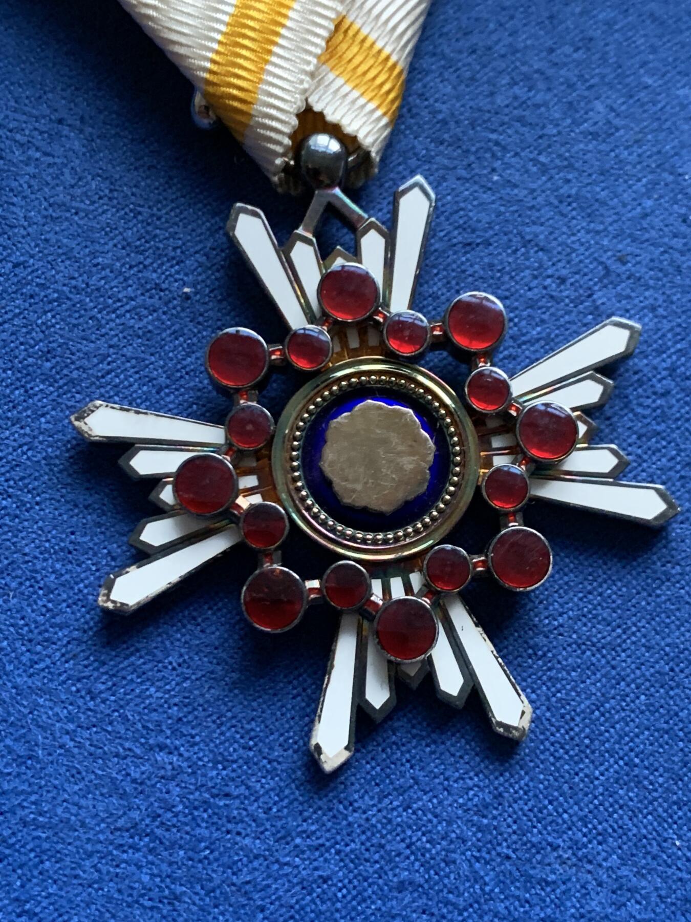 《竞宝斋》第463-465场 周日，周一，周二，3场连拍 （全场包邮）欢迎送拍 日本五等瑞宝章 镀金不错 银质 27.7g