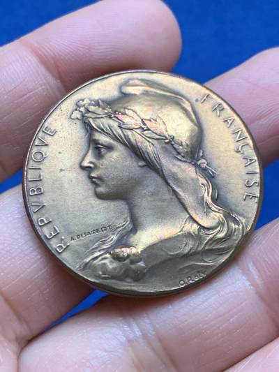 《竞宝斋》第463-465场 周日，周一，周二，3场连拍 （全场包邮）欢迎送拍 - 1921年法国自由女神奖章，名家罗蒂签名奖章。直径：36.2mm，重量：21.9g，三角铜标。