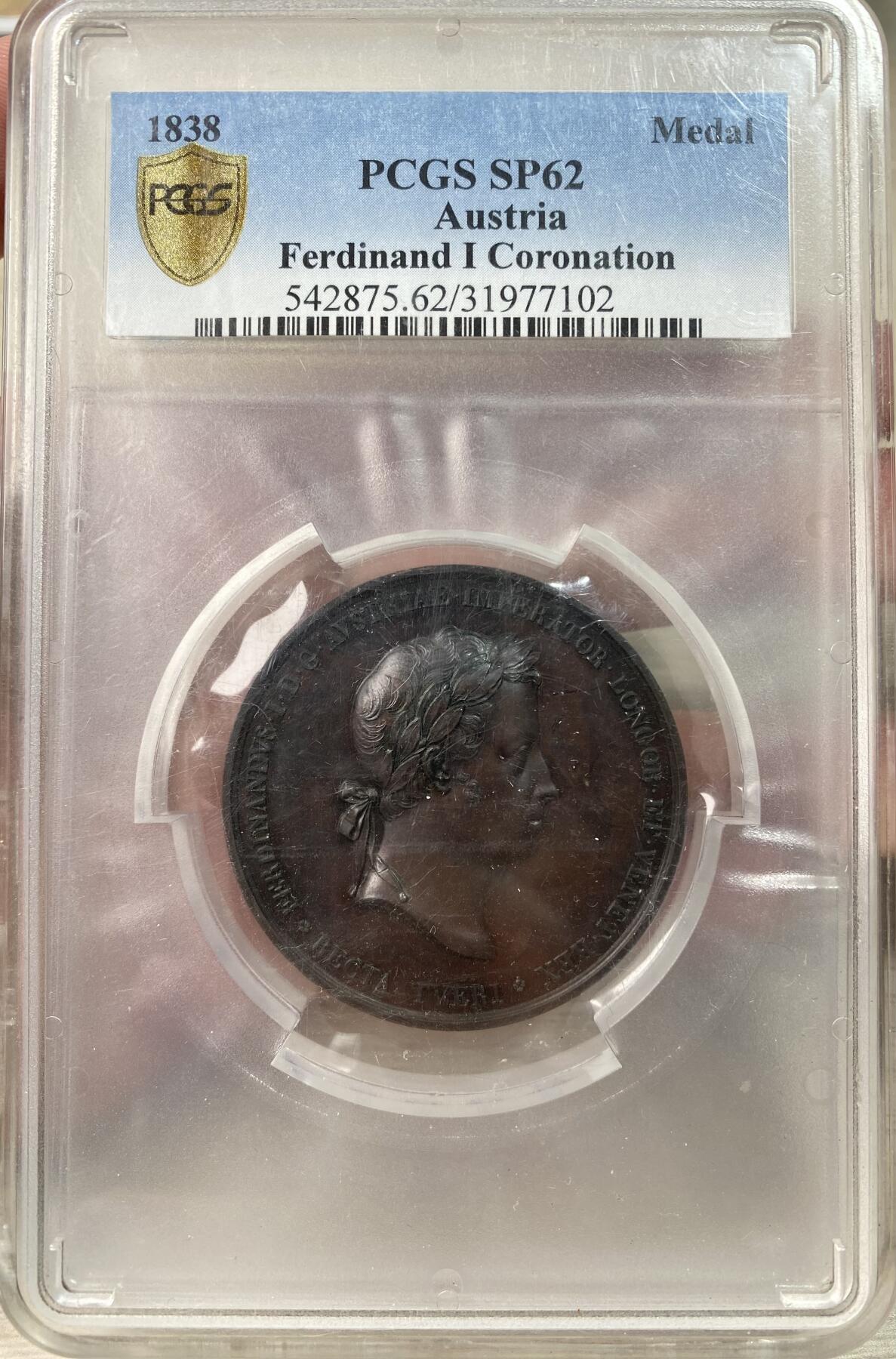 万国钱币拍卖第060期（万国六十期纪念大拍） PCGS SP62 1838年奥地利费迪南一世加冕纪念大铜章 神罗存续之皇 德意志邦联总统、匈牙利国王、克罗地亚国王和波西米亚国王 高浮雕大规格 欧洲古典艺术 PC唯一冠军（盒子表面磨损）