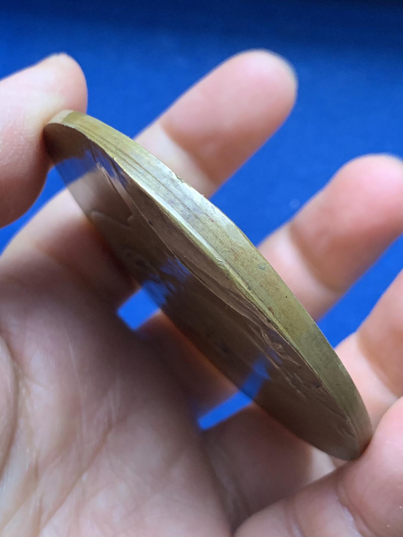 《竞宝斋》第463-465场 周日，周一，周二，3场连拍 （全场包邮）欢迎送拍 比利时王国1930年独立100周年纪念超大铜章，正面女神树下左手执旗右手擎花眺望远方日出出神，身畔狮王守护随行。背面国王利奥波德二世戎装带勋侧身像。直径：69.5mm，重量：127.5g