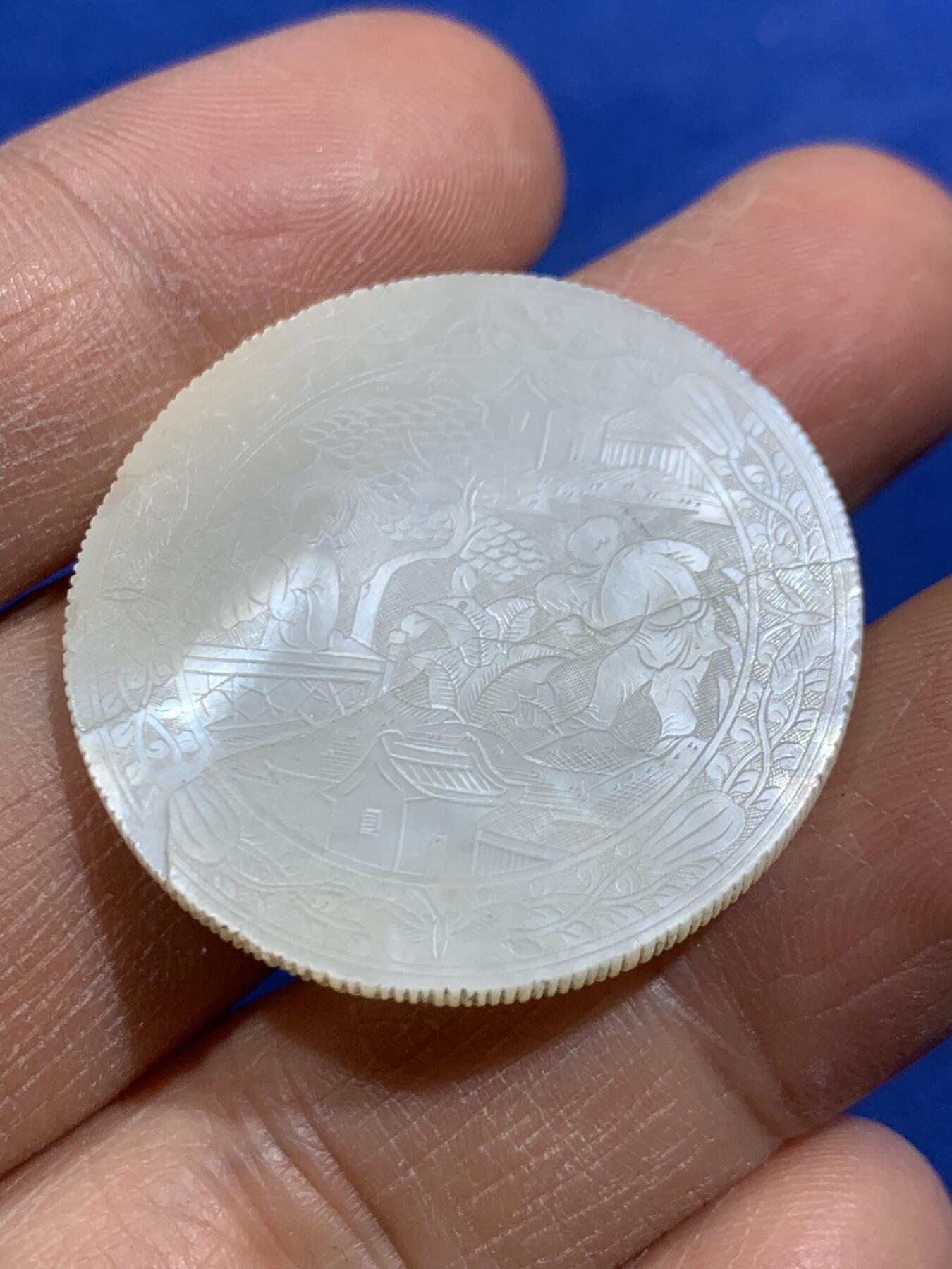 《竞宝斋》第463-465场 周日，周一，周二，3场连拍 （全场包邮）欢迎送拍 四枚一组 英国回流 清螺钿贝母筹码，菱型圆形，珠光水润，包括大型圆形厚片人物（有裂）一枚