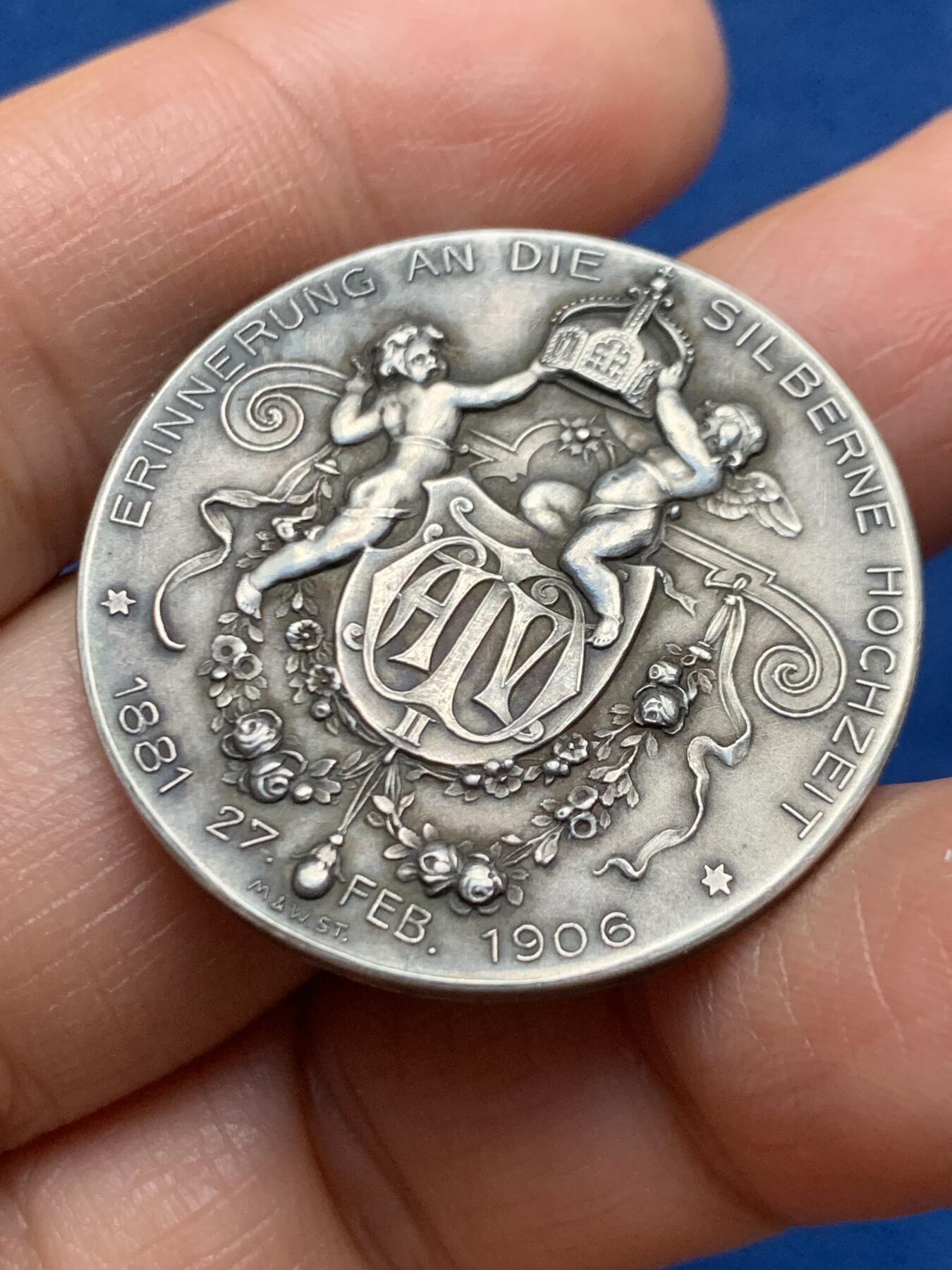 《竞宝斋》第463-465场 周日，周一，周二，3场连拍 （全场包邮）欢迎送拍 德国普鲁士1906年威廉二世x古斯塔维多利亚25周年银婚纪念银章 33.4mm 16.15g 双天使捧皇冠 稀少品种