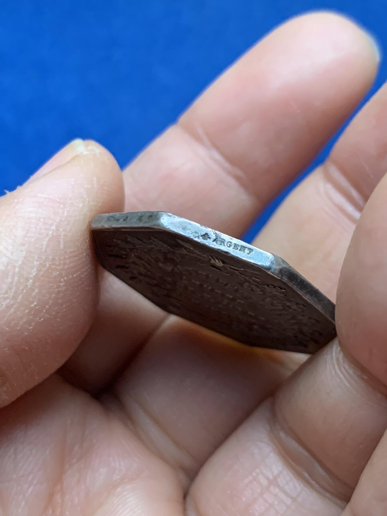 《竞宝斋》第463-465场 周日，周一，周二，3场连拍 （全场包邮）欢迎送拍 法国巴黎储蓄基金八角银质代币 直径28.7mm 重11.2g 蜜蜂银标边铭