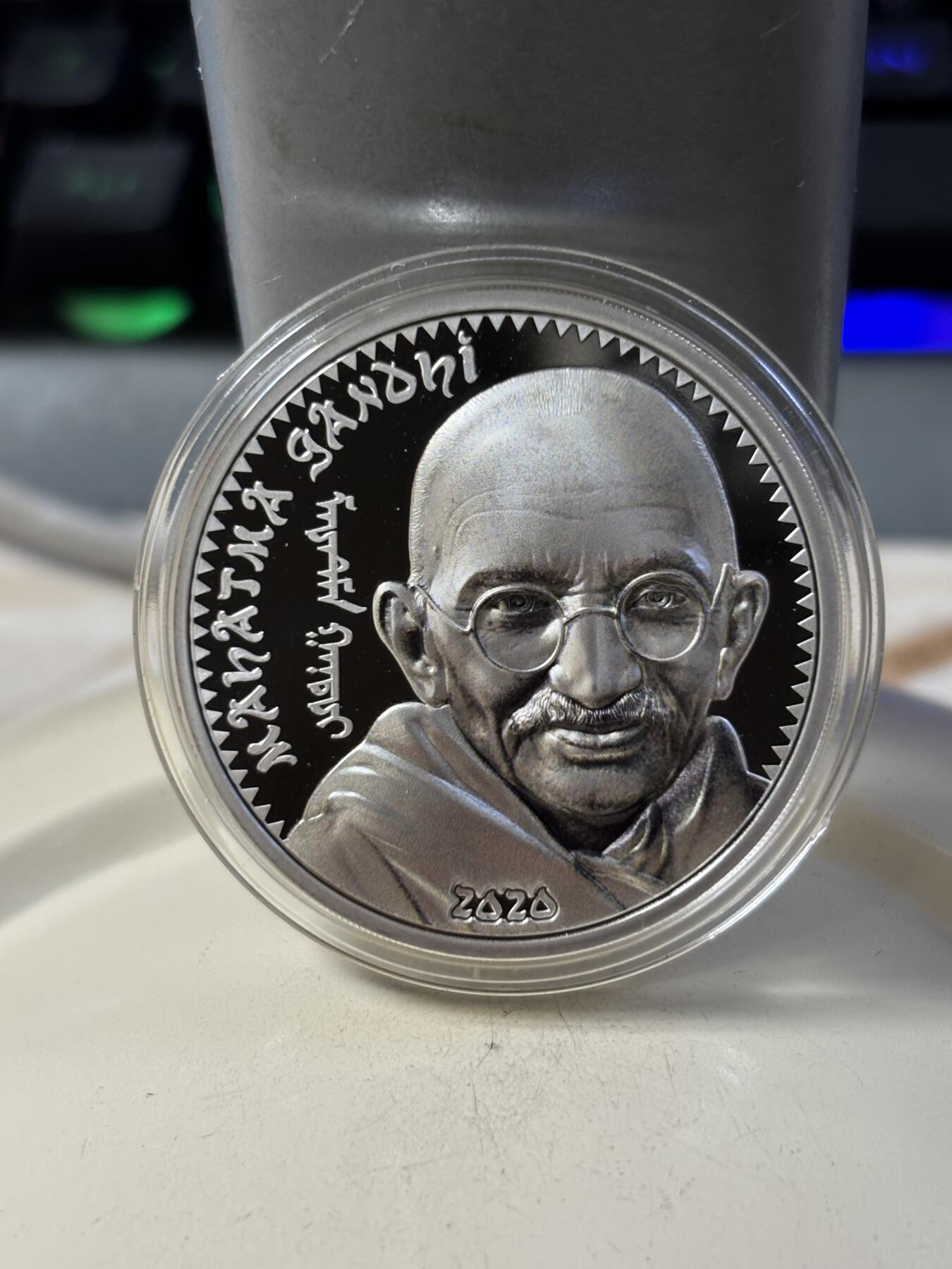 第190期拍卖 蒙古2020年伟人系列印度之父甘地1盎司纪念彩银币，999银，发行1000枚，木盒有破