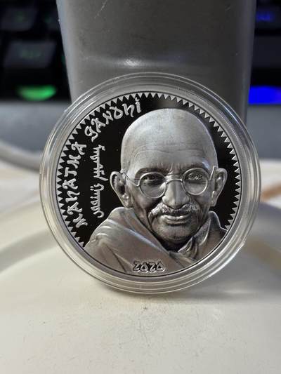 第190期拍卖 - 蒙古2020年伟人系列印度之父甘地1盎司纪念彩银币，999银，发行1000枚，木盒有破