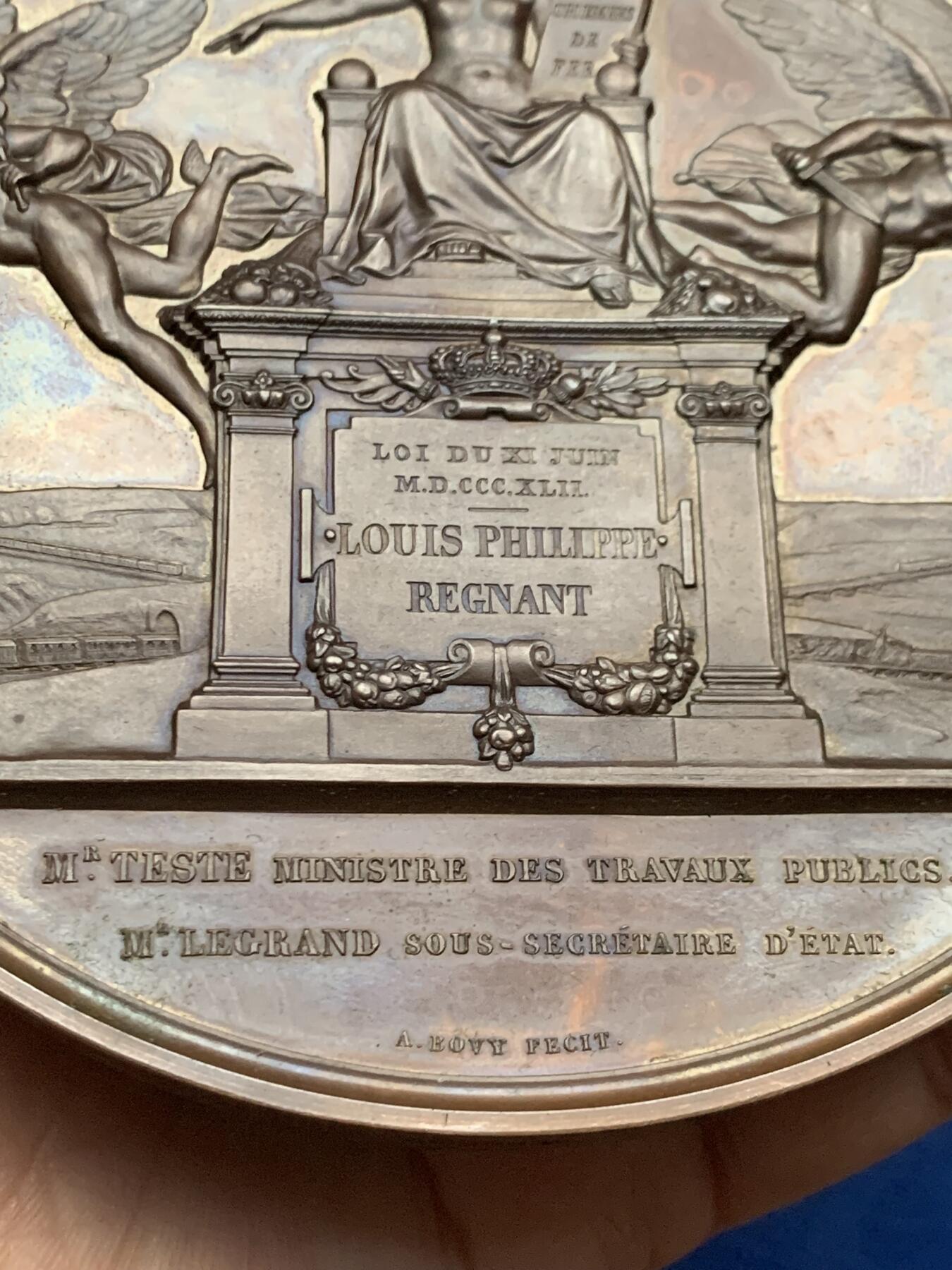 《竞宝斋》第463-465场 周日，周一，周二，3场连拍 （全场包邮）欢迎送拍 1842年法国波旁复辟时期路易-腓力一世铁路法确立纪念超大铜章 带原配木盒保存 过手最大的冲压章  实物非常震撼 品相保存极好 值得收藏 581.2克 111mm 船首铜标