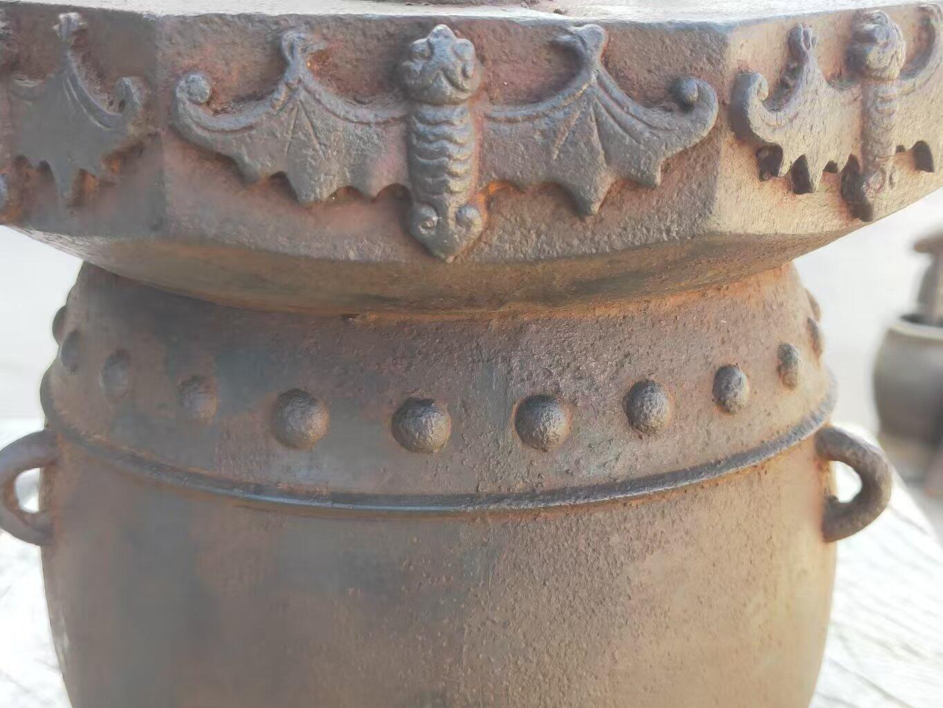 晚清，铸铁制造，千秋如意，福寿一体小茶炉一件。形壮象个鼓，并且上下两趟鼓钉，顶部铸有，千秋如意四个字，转圈铸有六个蝙蝠，两个兽头。底部炉条和炉身一体。整体造型美观大气，寓意深远，全品完整无残，包老。 尺寸直径19/高23Cm  重8.1斤