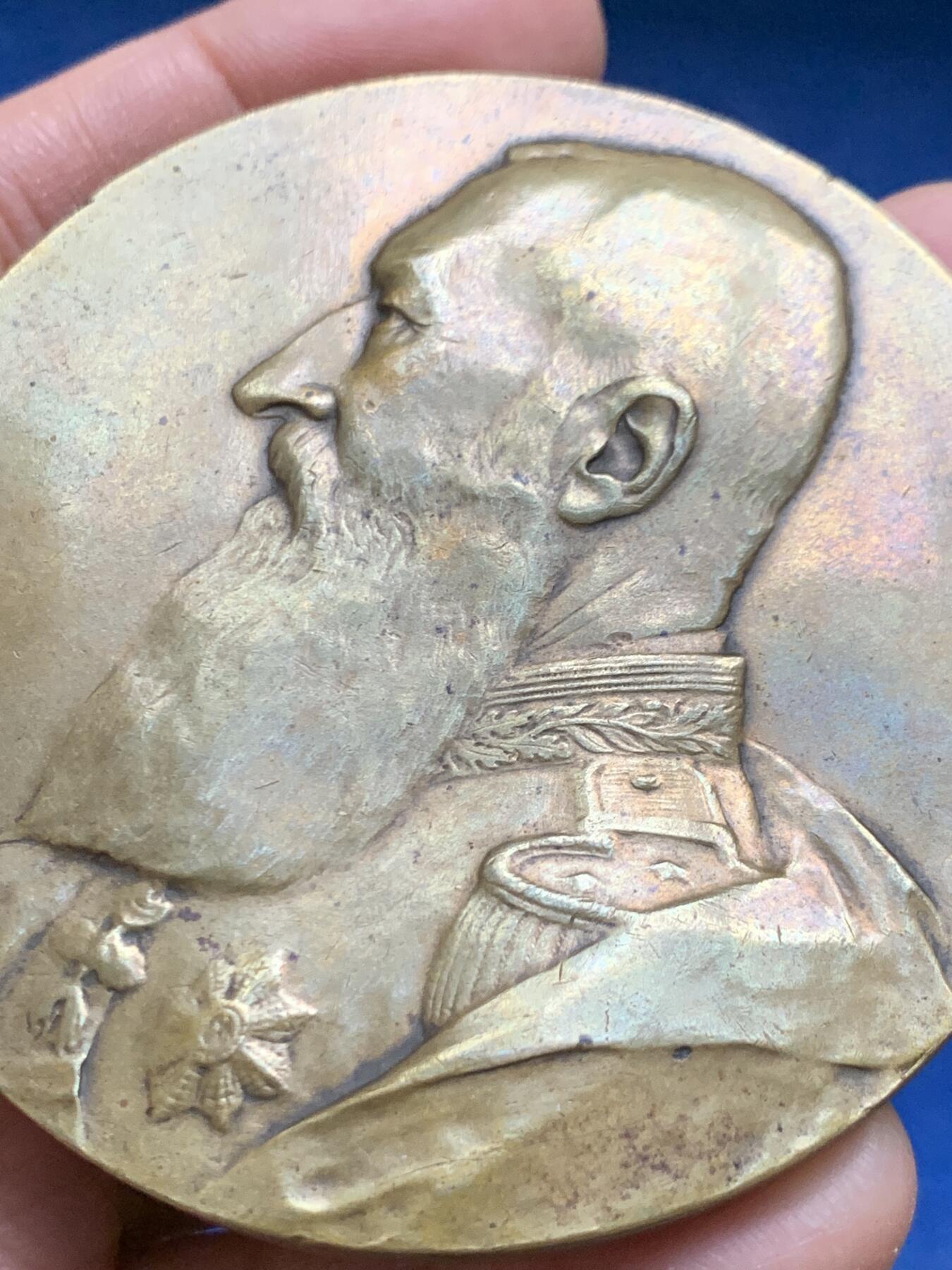 《竞宝斋》第463-465场 周日，周一，周二，3场连拍 （全场包邮）欢迎送拍 比利时王国1930年独立100周年纪念超大铜章，正面女神树下左手执旗右手擎花眺望远方日出出神，身畔狮王守护随行。背面国王利奥波德二世戎装带勋侧身像。直径：69.5mm，重量：127.5g