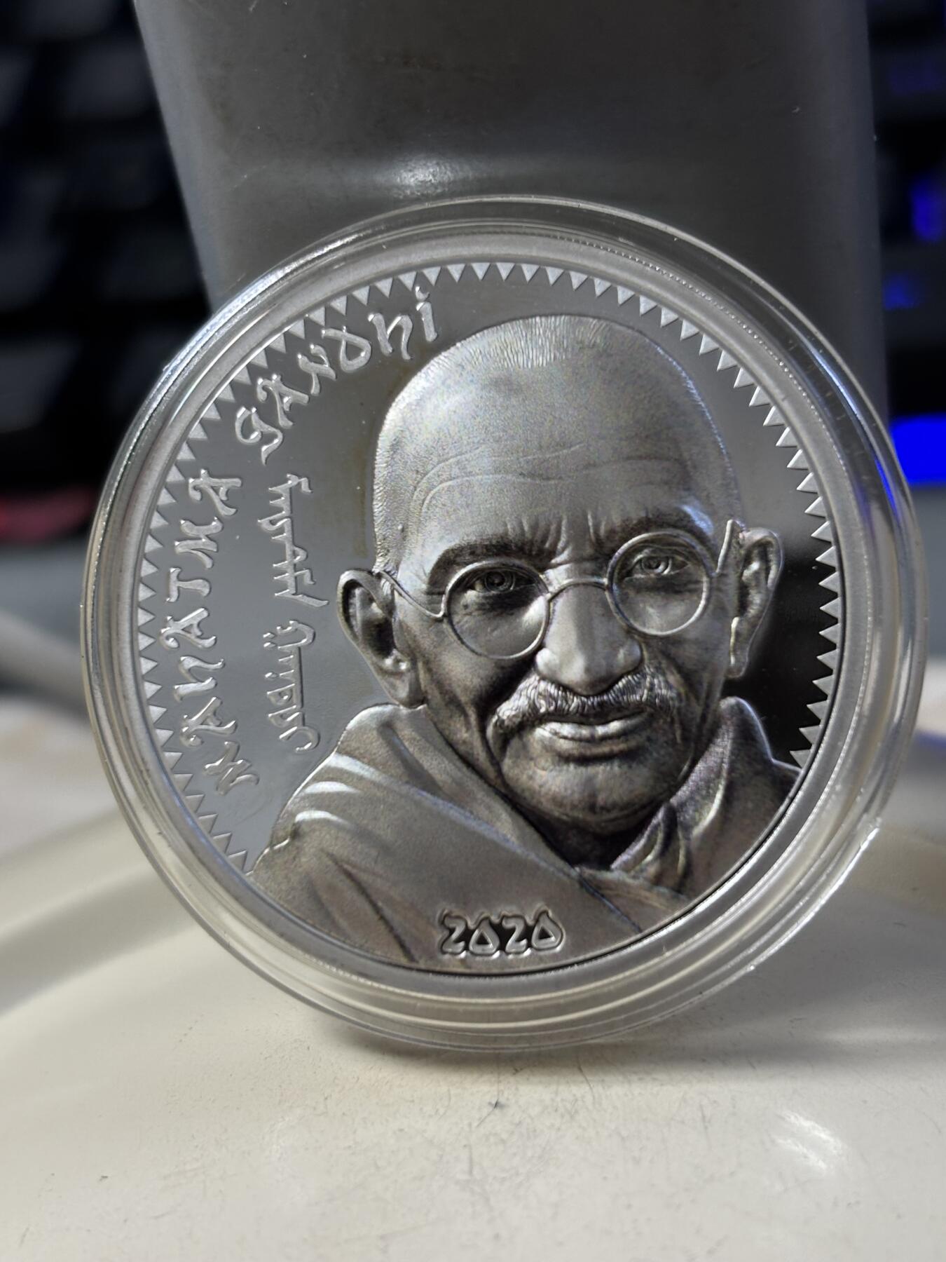 第190期拍卖 蒙古2020年伟人系列印度之父甘地1盎司纪念彩银币，999银，发行1000枚，木盒有破