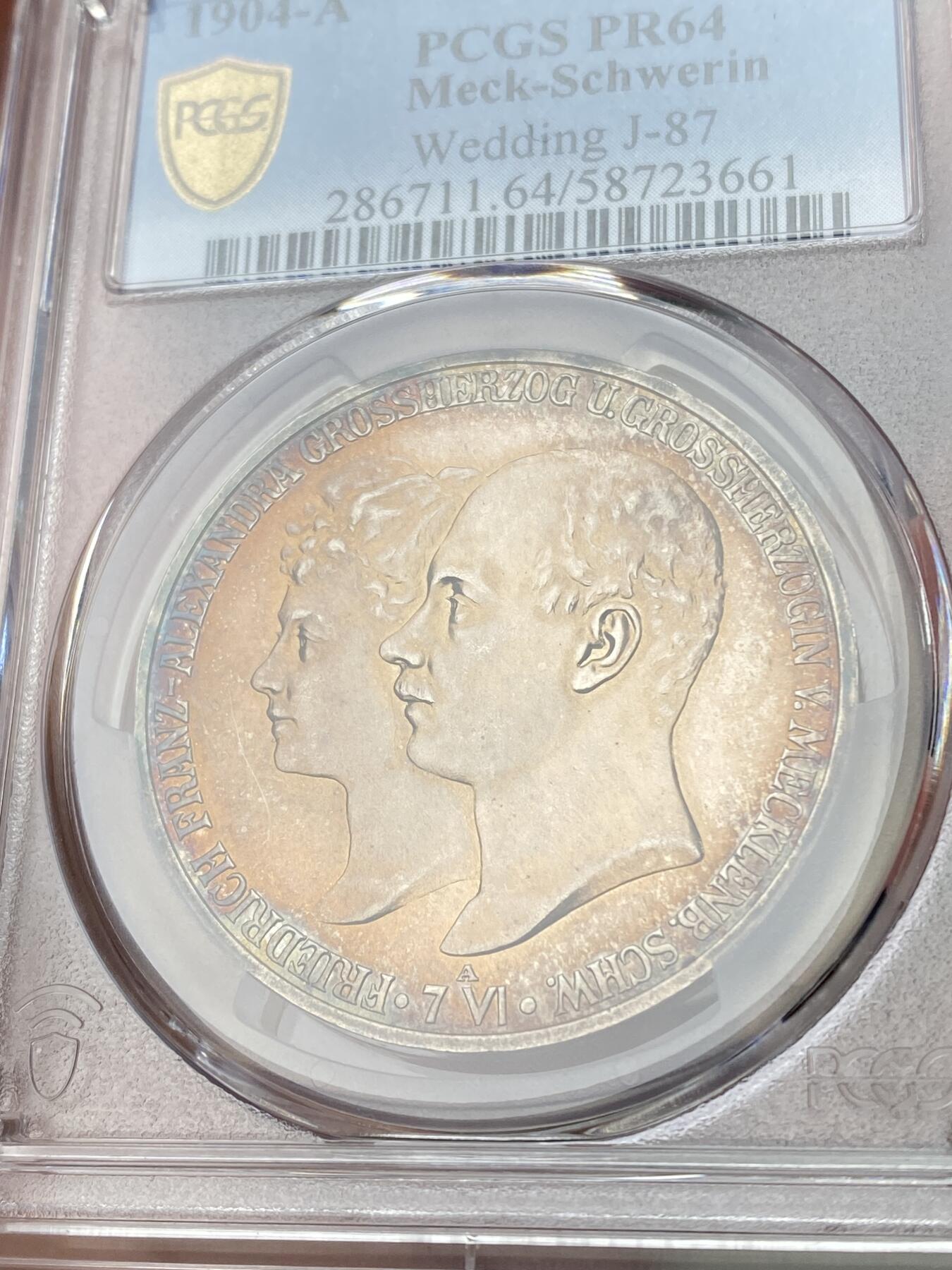 万国钱币拍卖第060期（万国六十期纪念大拍） PCGS PR64 1904德国梅克伦堡-什未林皇家大婚精制纪念5马克 用以纪念弗里德里希·弗朗茨四世与汉诺威及坎伯兰的亚历山德拉公主的婚礼，发行量仅2500枚。耀眼的香槟色包浆如水彩般铺展于深度镜面的底板 顶级德式工艺 令人赏心悦目的收藏级品质