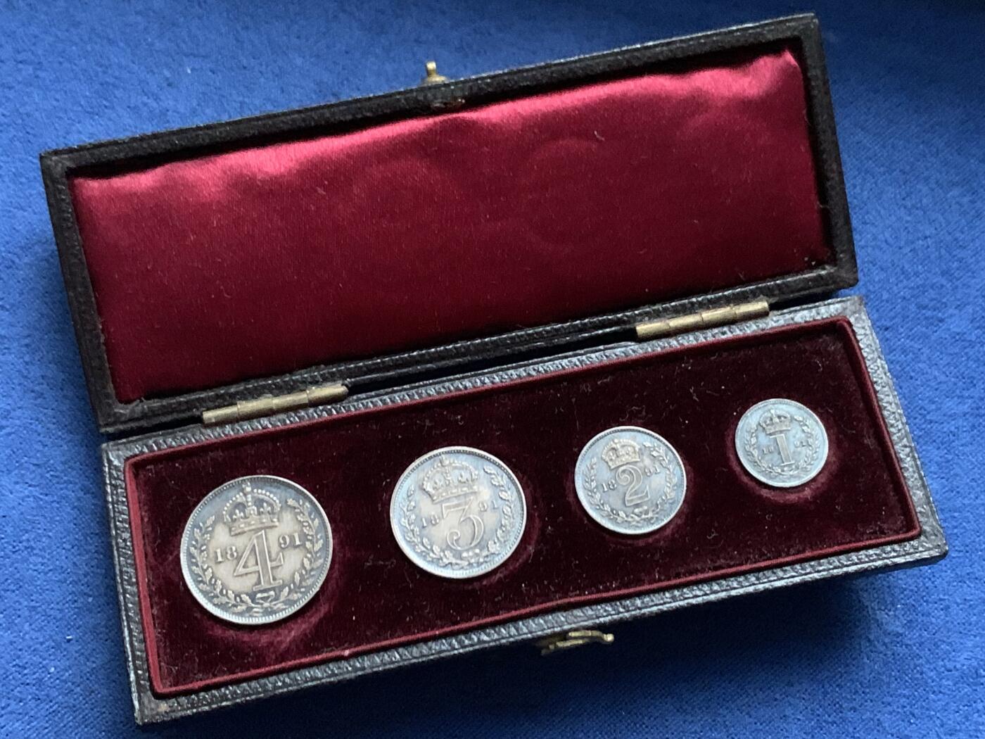 《竞宝斋》第463-465场 周日，周一，周二，3场连拍 （全场包邮）欢迎送拍 英国1891年维多利亚女皇高冠濯足节套币，状态很美，包浆漂亮，带原始盒