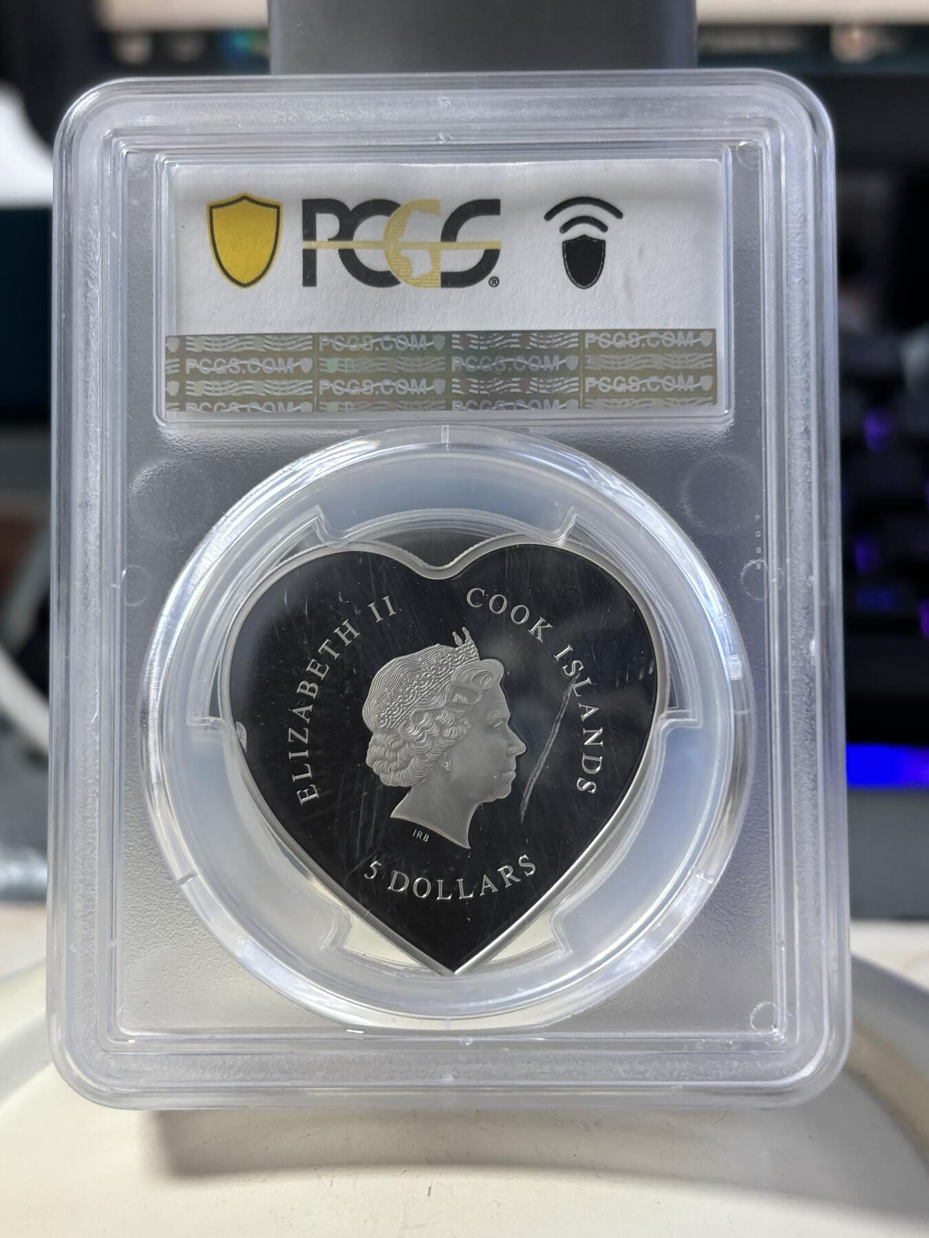 第190期拍卖 库克2023年情人节镶嵌蝴蝶心形彩银币PCGS-PR70，999银，20克，发行2023枚，评级盒上有丝痕