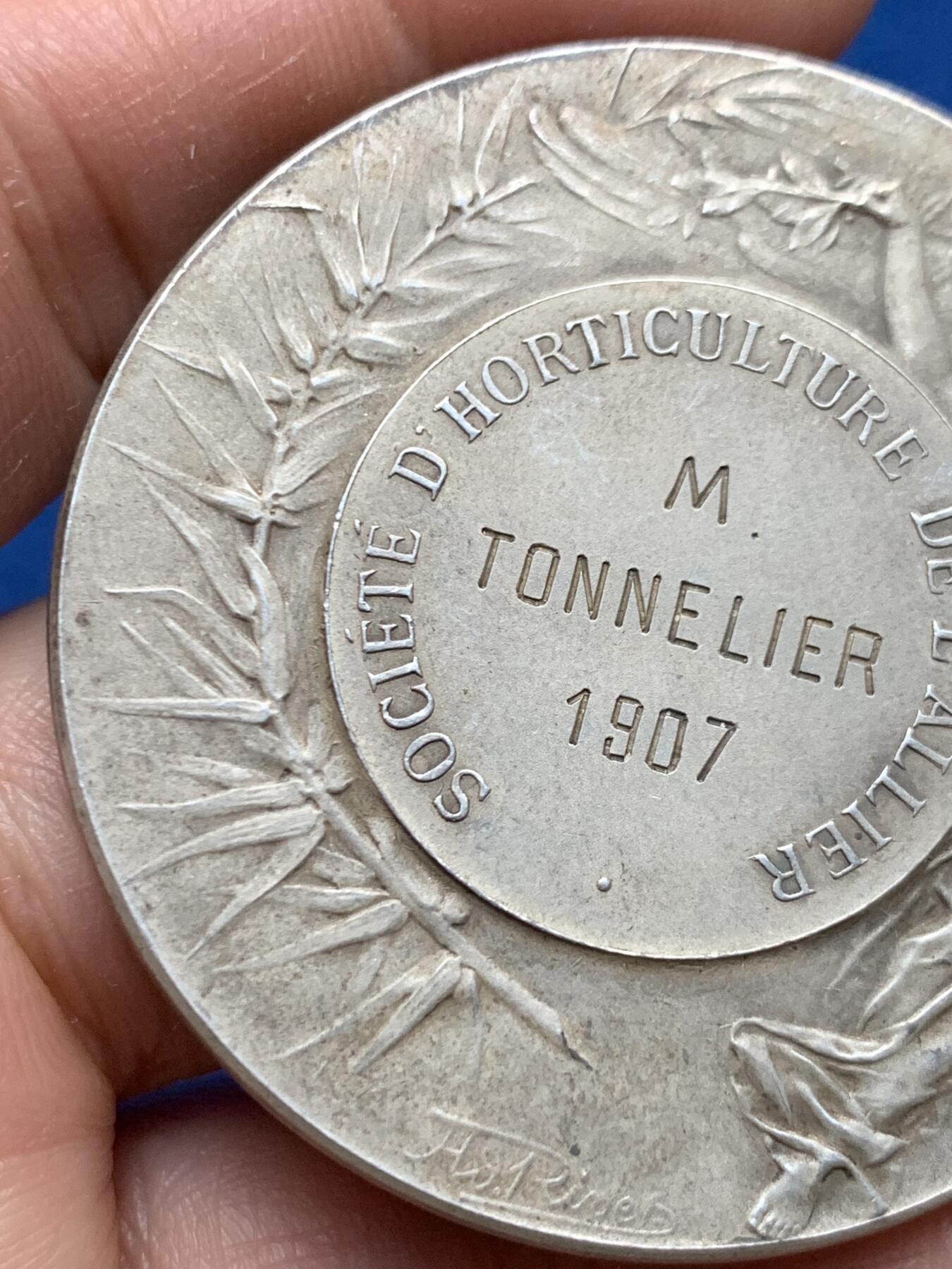 《竞宝斋》第463-465场 周日，周一，周二，3场连拍 （全场包邮）欢迎送拍 法国阿列省园艺协会花卉大银章 丰饶角1银标 59.1克 49mm