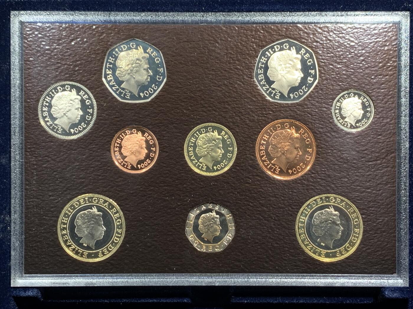 《竞宝斋》第463-465场 周日，周一，周二，3场连拍 （全场包邮）欢迎送拍 英国2004精制套币 盒证全 品相好 盒子中还留有立起来展示的空间