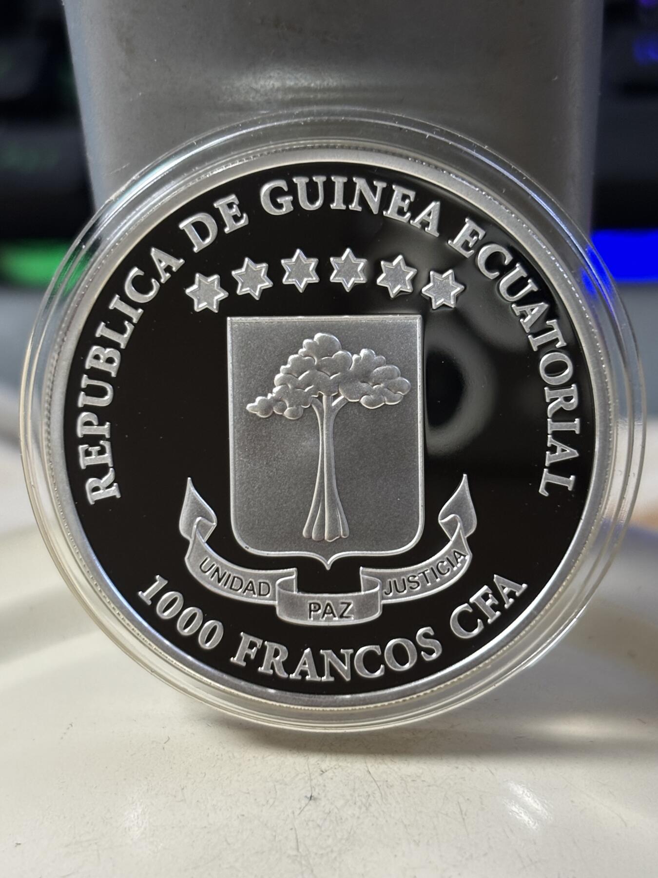 第190期拍卖 赤道几内亚2015年开盖就飞蝶恋花立体蝴蝶彩色银币，999银，25克，发行2500枚