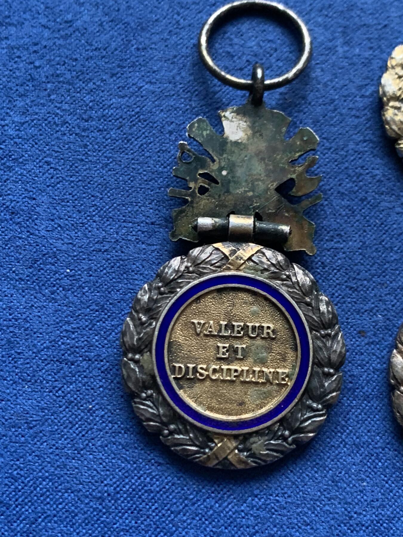 《竞宝斋》第463-465场 周日，周一，周二，3场连拍 （全场包邮）欢迎送拍 三枚一组 法国军事功勋勋章章头 带950银银标 总重46.3克