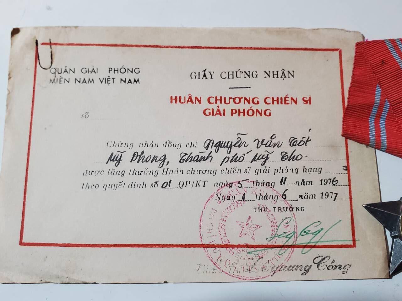 韵星假日军品类拍卖第三十九期暨默多克中校夫妇专场 -- Rimey Holidays Militaria Auction 39 & The Modoks Collection  越南南方共和国（越共）越战战时二级解放战士勋章 早期白铜版本  非常厚重 漆面未掉 实发白铜稀有 非后期铝制作 