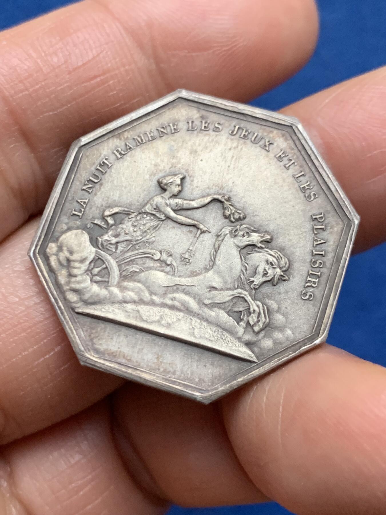 《竞宝斋》第463-465场 周日，周一，周二，3场连拍 （全场包邮）欢迎送拍 法国双面神“幸与不幸”八角银代币 云上天使双马车 原味老包浆 13.05克 30.1mm 丰饶角银标