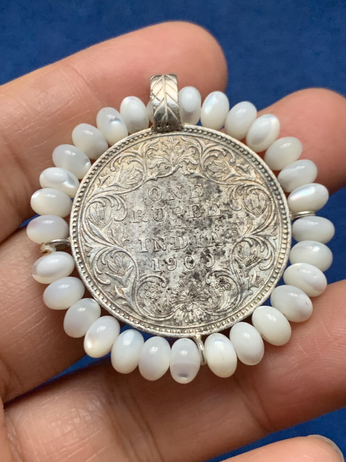 《竞宝斋》第463-465场 周日，周一，周二，3场连拍 （全场包邮）欢迎送拍 英属印度1900年维多利亚女王1卢比银币吊坠 总重18克 41.5mm