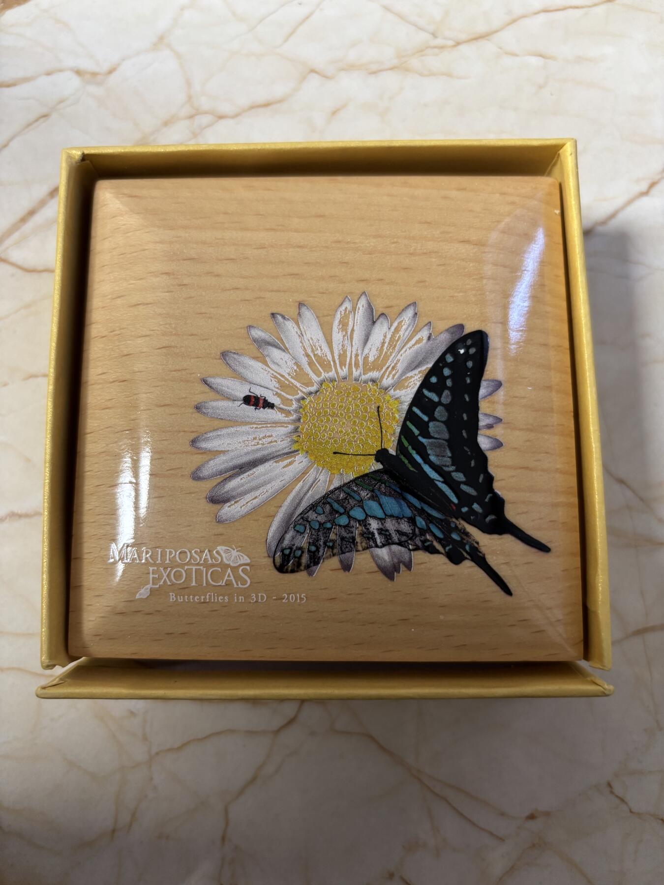 第190期拍卖 赤道几内亚2015年开盖就飞蝶恋花立体蝴蝶彩色银币，999银，25克，发行2500枚