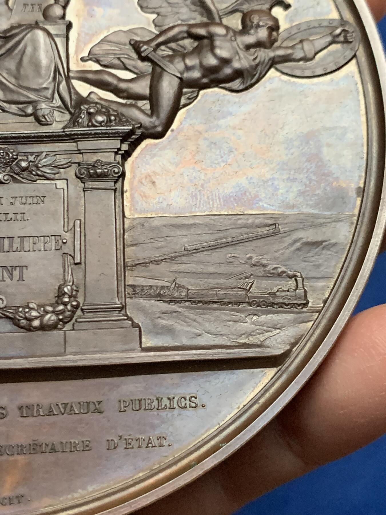 《竞宝斋》第463-465场 周日，周一，周二，3场连拍 （全场包邮）欢迎送拍 1842年法国波旁复辟时期路易-腓力一世铁路法确立纪念超大铜章 带原配木盒保存 过手最大的冲压章  实物非常震撼 品相保存极好 值得收藏 581.2克 111mm 船首铜标